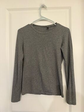 Classic Long-Sleeve Crewneck Top - Gray (Tag removed)